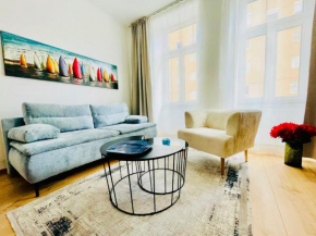 Colorful & Quiet Apartment in Beautiful Viennese Building